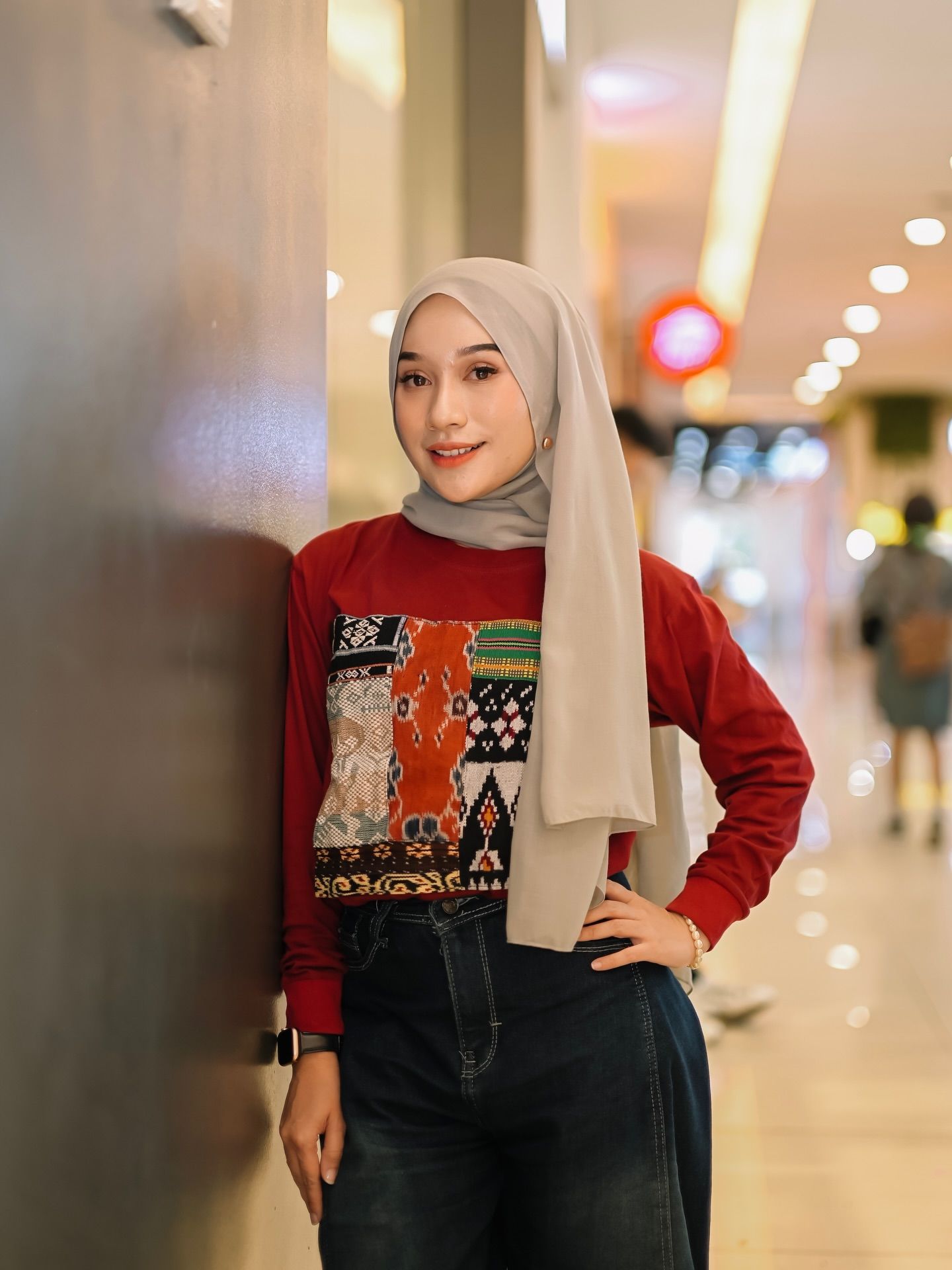 Hilmi Mokhsen, influencer dan content creator NTT, mengenakan atasan tenun ikat di Kupang