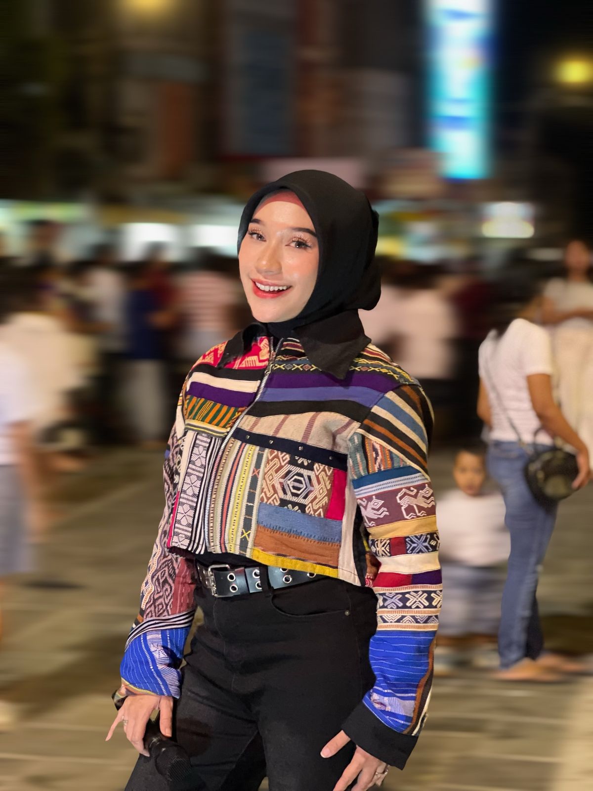 Hilmi Mokhsen mengenakan jaket bermotif tenun NTT