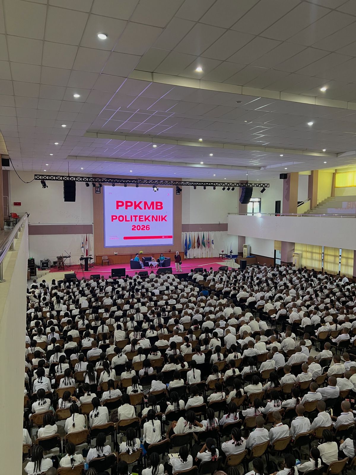 Suasana PPKMB Politeknik 2026 dengan ratusan mahasiswa baru
